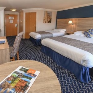 Queens Hotel Bedroom - image 4