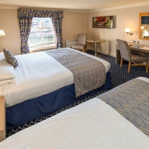 Queens Hotel Bedroom - image 3