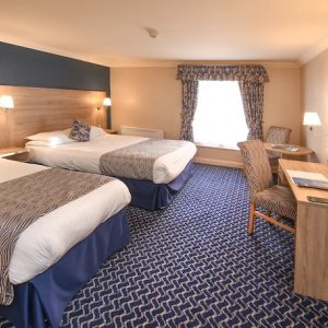 Queens Hotel Bedroom - image 2